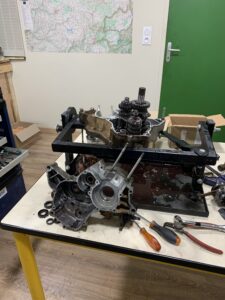 Travail sur une boite de vitesse en stage moteur